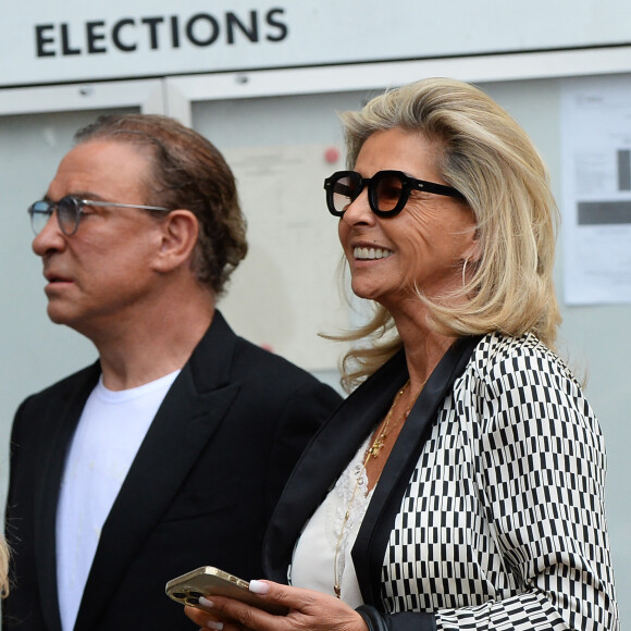 Ce dernier n'a d'ailleurs été vu qu'une fois jusqu'à présent, lors du mariage de Claude Lelouch.
Caroline Margeridon et son compagnon - Mariage de Claude Lelouch à la mairie du 18ème à Paris. Le 17 juin 2023