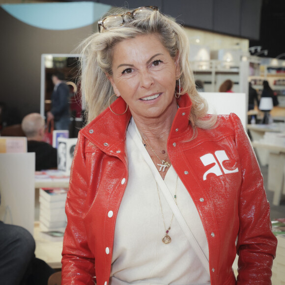 Une photo qui risque de faire tourner des têtes.
Caroline Margeridon - Festival du Livre de Paris 2023 au Grand Palais Éphémère - Paris le 22/04/2023 - © Jack Tribeca / Bestimage