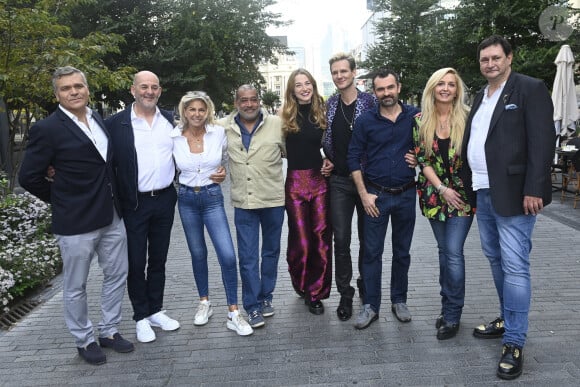 Caroline Margeridon est à Bruxelles avec les acheteurs (Stéphane Vanhandenhoven, Aurore Morisse, Bernard Dumeige, Alexandra Morel, Glorian Kabongo, François-Xavier Renou, François Cases Bardina, Gérald Watelet (animateur) et Jérôme Duvillard (commissaire-priseur)) de l'émission belge "Affaire conclue" pour une vente aux enchères d'objets donnés à "Viva for Life" en Belgique le 29 octobre 2022.