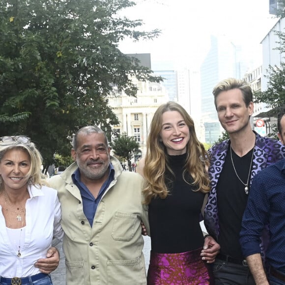 Caroline Margeridon est à Bruxelles avec les acheteurs (Stéphane Vanhandenhoven, Aurore Morisse, Bernard Dumeige, Alexandra Morel, Glorian Kabongo, François-Xavier Renou, François Cases Bardina, Gérald Watelet (animateur) et Jérôme Duvillard (commissaire-priseur)) de l'émission belge "Affaire conclue" pour une vente aux enchères d'objets donnés à "Viva for Life" en Belgique le 29 octobre 2022.