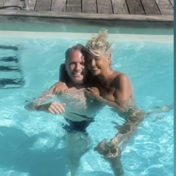 "Alerte à Saint Tropez ..?!! Elle ne change pas Pamela Anderson...!", a légendé avec humour son partenaire de baignade.
Caroline Margeridon (Affaire conclue) se dévoile très sexy pendant ses vacances à Saint-Tropez. Instagram