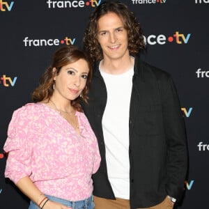 Que Léa Salamé profite de ses vacances, la rentrée sur France 2 et France Inter n'est plus très loin...
Léa Salamé et Paul de Saint Sernin au photocall pour la conférence de presse de rentrée de France TV à la Grande Halle de la Villette à Paris, France, le 11 juillet 2023. © Coadic Guirec/Bestimage 