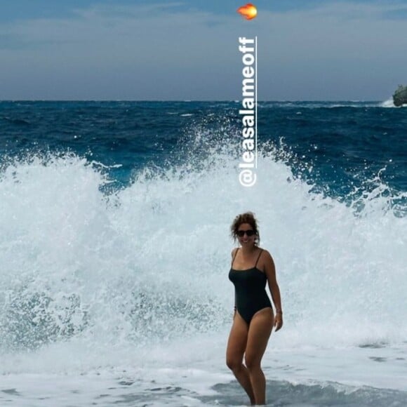 Dernièrement, Léa Salamé a piqué une tête dans la mer ! Pour cette session baignade qui a été immortalisée sur la Toile, la journaliste a opté pour une sublime maillot de bain noir qui mettait à l'honneur sa plastique parfaite.