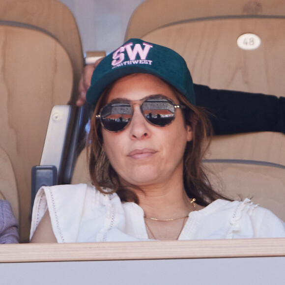 Léa Salamé en tribunes avec son fils Gabriel, né en 2017, ainsi que de son beau-fils de 11 ans, Alexandre en tribunes lors des Internationaux de France de tennis de Roland Garros 2023 à Paris, France, le 3 juin 2023. © Cyril Moreau/Bestimage 