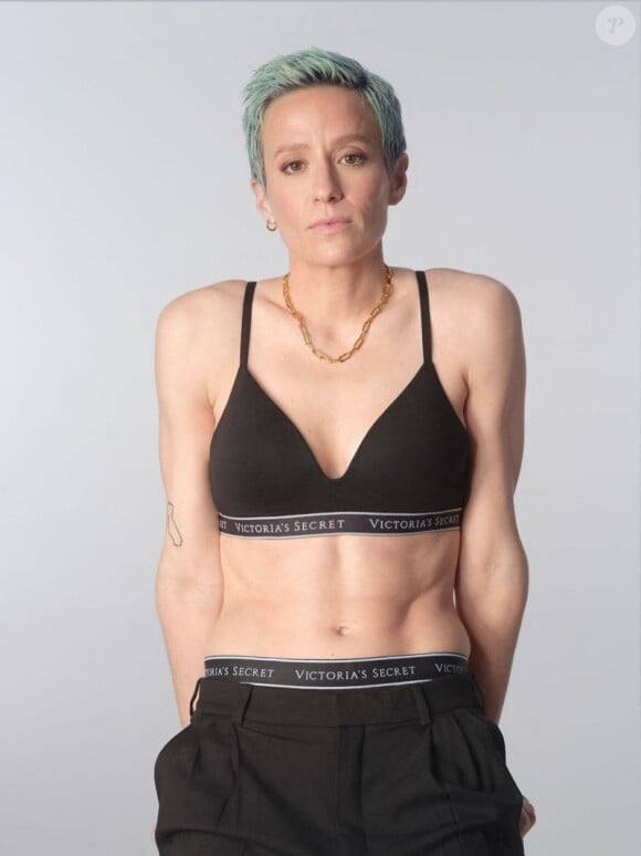 Megan Rapinoe présente les nouveaux styles de sous-vêtements en coton de Victoria’s Secret.