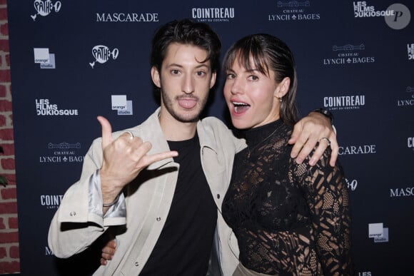 Pierre Niney s'est envolé en direction d'une destination inconnue mais paradisiaque.
Exclusif - Pierre Niney et sa femme Natasha Andrews - After party du film Mascarade au club privé NO.PI à Paris. © Rachid Bellak / Bestimage