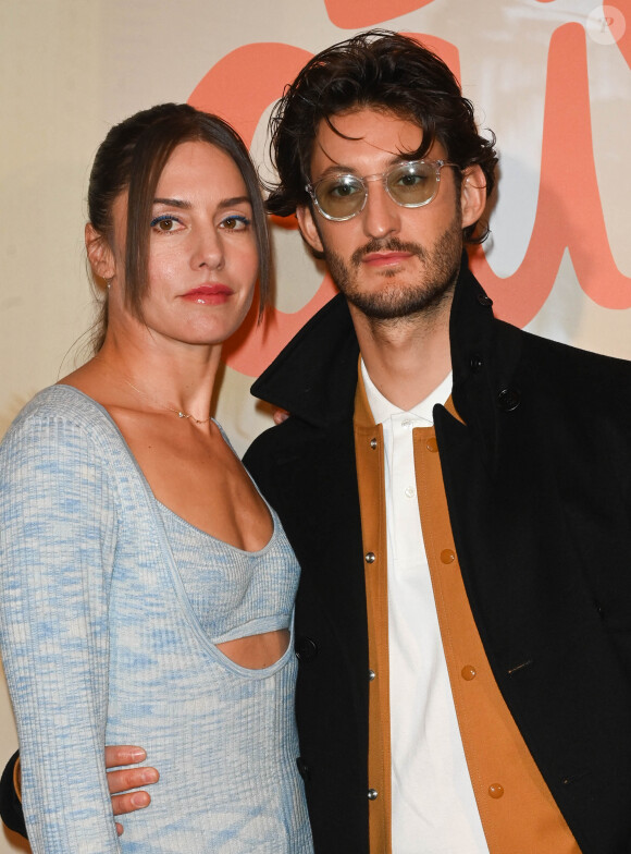 Natasha Andrews et son mari Pierre Niney - Avant-première du film "Les Bad Guys" au cinéma Publicis à Paris. Le 1er avril 2022 © Coadic Guirec / Bestimage