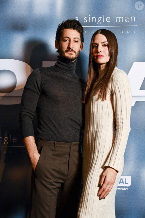 Pierre Niney et sa compagne Natasha Andrews à la première du film "Goliath" au cinéma UGC Normandie à Paris, le 8 mars 2022. © Pierre Perusseau/Bestimage