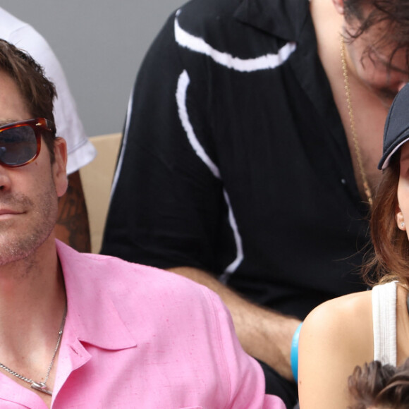 Jake Gyllenhaal et sa compagne Jeanne Cadieu, Pierre Niney - Célébrités en tribunes des Internationaux de France de tennis de Roland Garros 2023 à Paris le 11 juin 2023. © Jacovides-Moreau/Bestimage