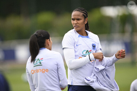 La capitaine de l'équipe de France est une femme discrète
Wendie Renard - Entraînement de l'équipe de France féminine de football au centre de formation et centre National du Footbal de Clairefontaine-en-Yveline, France, le 4 juillet 2023. © Jean-Baptiste Autissier/Panoramic/Bestimage