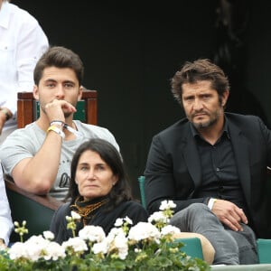 Installé à New York, le jeune homme de 28 ans est revenu dans le Pays basque pour l'été
Bixente Lizarazu et son fils Tximista - Les célébrités dans les tribunes lors des internationaux de France de Roland-Garros à Paris, le 2 juin 2017. © Dominique Jacovides-Cyril Moreau/Bestimage