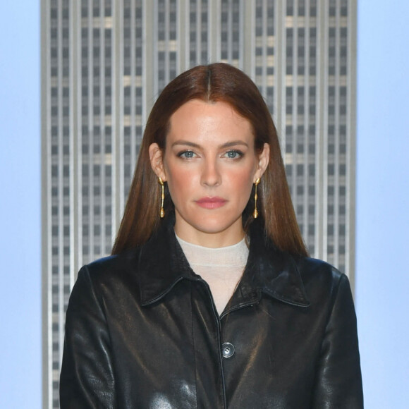 Une jolie façon de rendre hommage à son héritage familial
Riley Keough de la série Daisy Jones and The Six pose à l'Empire State Building à New York le 27 février 2023. 