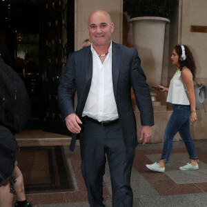 Exclusif - Steffi Graf et son mari André Agassi sortent de l'hôtel George V à Paris, le 2 juin 2018.