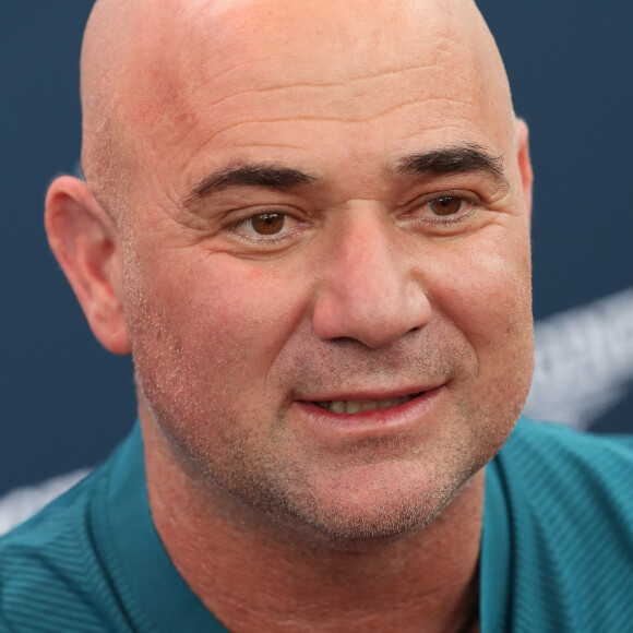 "Un chaton a fait son apparition dans notre jardin... du coup on l'a accueilli dans notre famille", écrit André Agassi

André Agassi - Tournoi des "Longines Future Tennis Aces" sur le court en terre battue installé sous la Tour Eiffel dans le cadre de l'opération "Roland-Garros dans la Ville" à Paris, le 2 juin 2018. S. Graf et A. Agassi ont disputé un match avec les vainqueurs de cette compétition. © Jacovides/Moreau/Bestimage