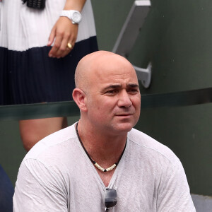 Ensemble, André Agassi et Steffi Graf ont eu deux enfants, Jaden et Jaz

Andre Agassi dans les tribunes lors des internationaux de France de Roland Garros à Paris, France, le 2 juin 2017. © Jacovides-Moreau/Bestimage