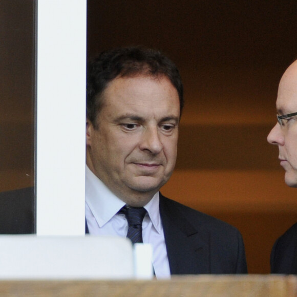 Albert de Monaco et Thierry Lacoste.
Le 6 juin, il reçoit sa "lettre de démission", des mains de l'aide du camp d'Albert. Depuis la paranoïa va bon train sur la Principauté de Monaco.
