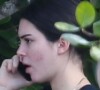L'une d'entre elles concerne également la peau et comment l'entretenir au mieux.
Kendall Jenner semble stressée. Elle a été aperçue au téléphone alors qu'elle profitait de quelques jours avec ses amies H.Baldwin et B.Hadid à Miami en Floride. Le mannequin de 22 ans porte un legging et un tee shirt noir. On distingue également quelques boutons d'acné sur son visage, le 27 novembre 2017.
