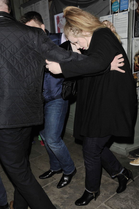 La chanteuse Adele fête ses 26 ans dans le restaurant "Kurobuta pop-up" à Londres le 5 mai 2014. il y avait environ 15 personnes dont le chanteur Elliot Gleave avec sa femme Erin McNsught et Alan Carr.