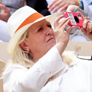 Un vrai bonheur pour Charlotte de Turckheim qui attend avec impatience de fêter Noël en famille
Charlotte de Turckheim dans les tribunes lors des Internationaux de France de Tennis de Roland Garros 2023. Paris, le 10 juin 2023. © Jacovides-Moreau / Bestimage 