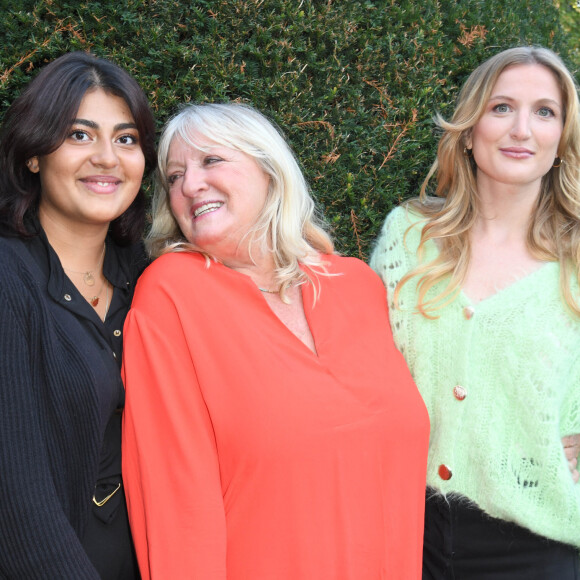 Dans sa maison, les "murs épais" font résonner les rires de toute sa famille
Charlotte de Turckheim et ses filles Jeanne et Johanna Piaton de Turckheim - Photocall du film "Mince alors 2 : La rechute" lors du 14ème Festival du Film Francophone d'Angoulême. Le 25 août 2021 © Coadic Guirec / Bestimage