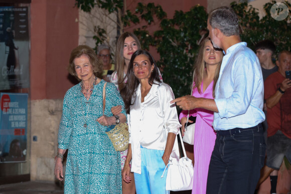 C'est en famille que la princesse de 17 ans a passé une excellente soirée le jeudi 10 août
La princesse Leonor, le roi Felipe VI, la reine Letizia d'Espagne et la reine Sofia au cinéma pour aller voir le film Barbie, le 10 août 2023