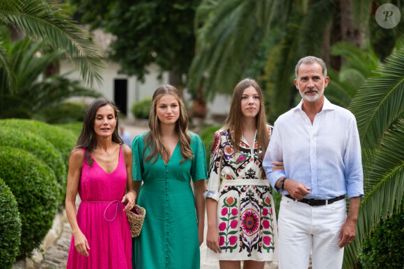 La reine Letizia d'Espagne, La princesse Leonor, L'infante Sofia d'Espagne, Le roi Felipe VI d'Espagne - Séance photo d'été de la famille royale espagnole dans les jardins dAlfabia pendant leurs vacances à Majorque (Espagne), le 31 juillet 2023. 