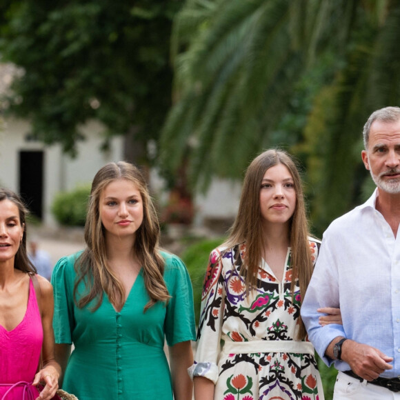 La reine Letizia d'Espagne, La princesse Leonor, L'infante Sofia d'Espagne, Le roi Felipe VI d'Espagne - Séance photo d'été de la famille royale espagnole dans les jardins dAlfabia pendant leurs vacances à Majorque (Espagne), le 31 juillet 2023. 