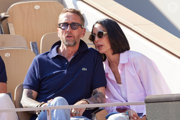 Philippe Caverivière et sa femme Sarah en tribunes lors des Internationaux de France de tennis de Roland Garros 2023, à Paris, France, le 5 juin 2023. © Cyril Moreau/Bestimage