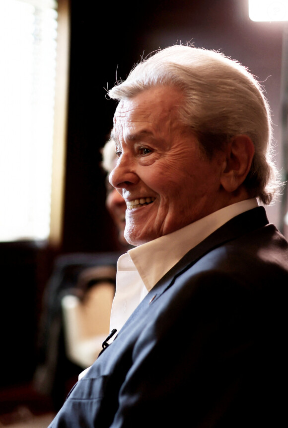 Exclusif - Alain Delon lors d'un tournage avec Cyril.Viguier sur la terrasse du siège de Vivendi à Paris le 8 juillet 2022. © Dominique Jacovides / Bestimage