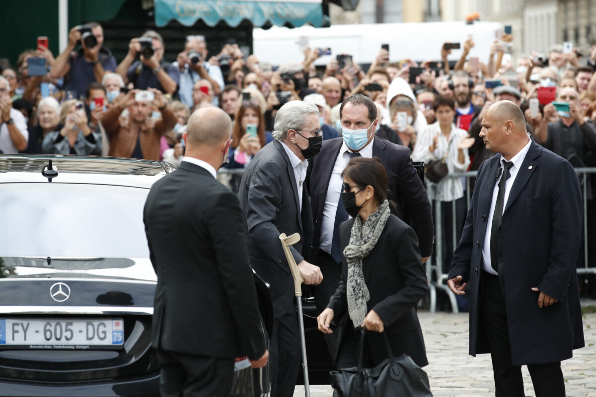 Photo : Alain Delon avec Hiromi au premier plan - Obsèques de Jean-Paul