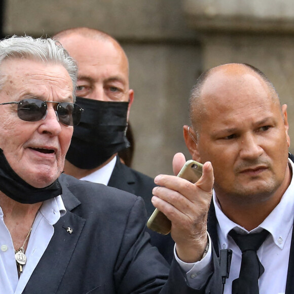 Alain Delon - Obsèques de Jean-Paul Belmondo en l'église Saint-Germain-des-Prés, à Paris le 10 septembre 2021. © Dominique Jacovides / Bestimage