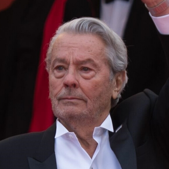 Alain Delon et sa fille Anouchka - Montée des marches du film "A Hidden Life" lors du 72ème Festival International du Film de Cannes.