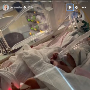 Amandine Pellissard à la maternité avec sa fille, toutes les deux immortalisées dans la story Instagram de Jeremstar.