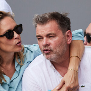 Heureusement, il semble désormais apaisé avec sa compagne Lilou Fogli.
Clovis Cornillac et sa femme Lilou Fogli - Célébrités en tribunes des Internationaux de France de tennis de Roland Garros 2023 à Paris le 11 juin 2023. © Jacovides-Moreau/Bestimage 