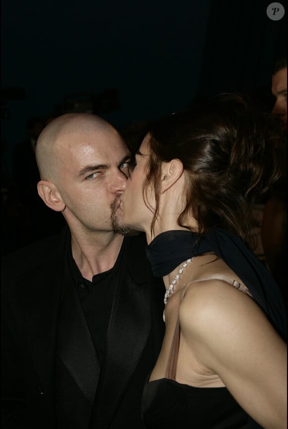 Clovis Cornillac et sa femme Caroline Proust - Marches du film ''Nos voisins, les hommes'' (Over the Hedge) lors du Festival de Cannes, le 21 mai 2006. 