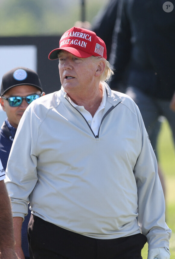 "La chasse aux sorcières continue !", a réagi Donald Trump dans un message posté sur sa plateforme Truth Social
Donald J. Trump et son fils Eric jouent sur le parcours du Trump National Golf Club à Sterling, le 24 mai 2023. 