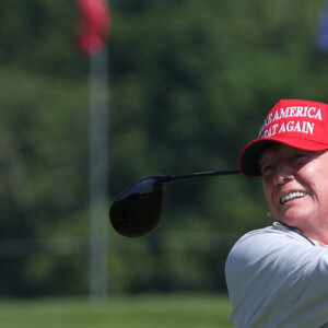Donald J. Trump et son fils Eric jouent sur le parcours du Trump National Golf Club à Sterling, le 24 mai 2023. 