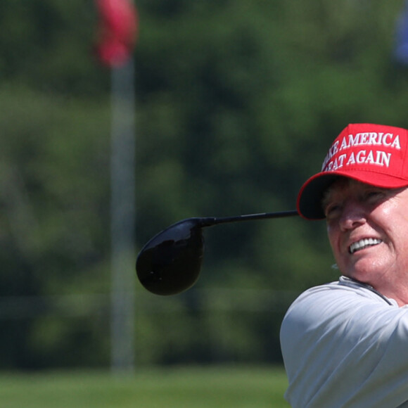 Donald J. Trump et son fils Eric jouent sur le parcours du Trump National Golf Club à Sterling, le 24 mai 2023. 