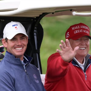 Et malgré tout, Donald Trump écrase ses adversaires dans les sondages pour la primaire républicaine
Donald Trump fait une partie de golf sur le green de son premier club de golf en Irlande à Doonbeg. Le 4 mai 2023 