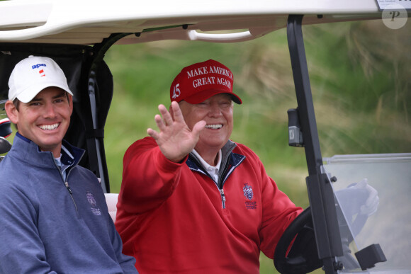 Et malgré tout, Donald Trump écrase ses adversaires dans les sondages pour la primaire républicaine
Donald Trump fait une partie de golf sur le green de son premier club de golf en Irlande à Doonbeg. Le 4 mai 2023 
