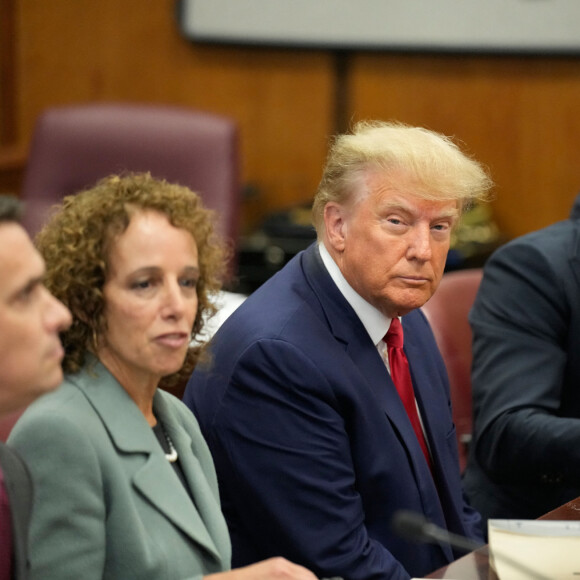 Les dossiers judiciaires s'accumulent pour Donald Trump
Donald Trump lors de son audience au tribunal à New York. Donald Trump a été officiellement inculpé à New York et devra répondre de 34 chefs d'accusation, pour lesquels il a plaidé non coupable. New York.