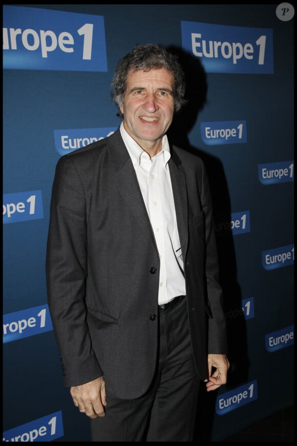 Le journaliste de 71 ans le pilotait
Gérard Leclerc à la soirée Europe 1 fait Bobino le 28 novembre 2011 à Paris.