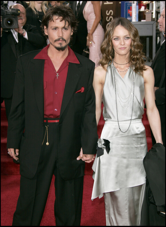 Heureusement, loin des soucis et des contaminations, l'acteur était venu en France pour se ressourcer.
Johnny Depp et Vanessa Paradis aux Golden Globes