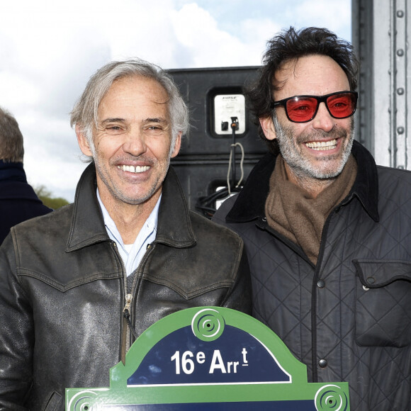 Une situation difficile sur laquelle est revenu dans "Gala" Paul Belmondo, le fils de Jean-Paul qu'Anthony Delon connaît bien.
Paul Belmondo, Anthony Delon - Inauguration de "La promenade Jean-Paul Belmondo" au terre-plein central du pont de Bir-Hakeim, ouvrage public communal situé sous le viaduc du métro aérien, à Paris (15e, 16e) le 12 avril 2023. © Cyril Moreau/Bestimage