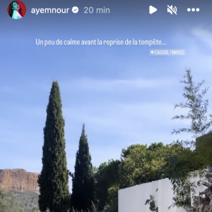 Sans se dévoiler, hormis ses pieds qui dépassent, Ayem Nour fait savoir qu'elle se trouve dans une luxueuse maison dotée d'une piscine et située au milieu de la nature.
Ayem Nour annonce avoir retrouvé la France après plusieurs mois bloquée au Maroc. Instagram