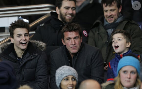 Benjamin Castaldi est proche de ses enfants qu'il n'hésite, lui non plus, pas à taquiner quand l'occasion se présente.
Benjamin Castaldi assiste au match Psg-Rennes en compagnie de ses enfants Simon et Enzo au parc des Princes à Paris, le 30 Janvier 2015.