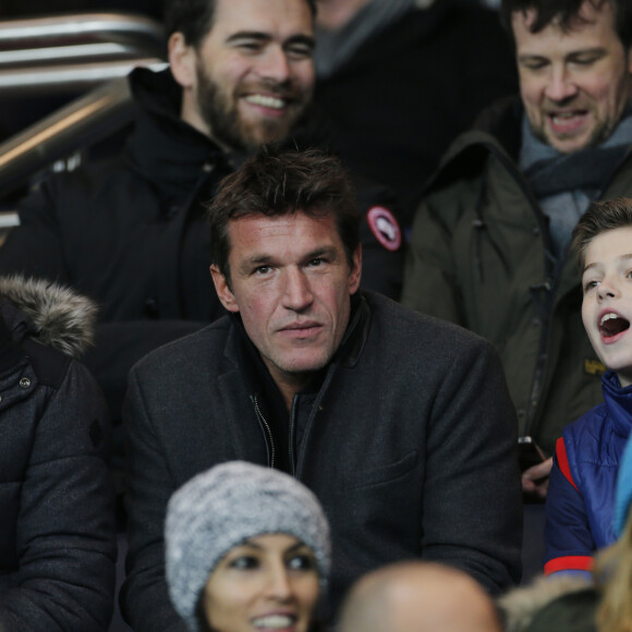 Benjamin Castaldi est proche de ses enfants qu'il n'hésite, lui non plus, pas à taquiner quand l'occasion se présente.
Benjamin Castaldi assiste au match Psg-Rennes en compagnie de ses enfants Simon et Enzo au parc des Princes à Paris, le 30 Janvier 2015.