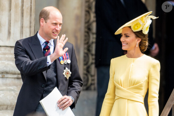 Puisque le prince William lui aussi la vit.
Le prince William, duc de Cambridge, et Catherine (Kate) Middleton, duchesse de Cambridge - Les membres de la famille royale et les invités lors de la messe célébrée à la cathédrale Saint-Paul de Londres, dans le cadre du jubilé de platine (70 ans de règne) de la reine Elisabeth II d'Angleterre. Londres, le 3 juin 2022. 