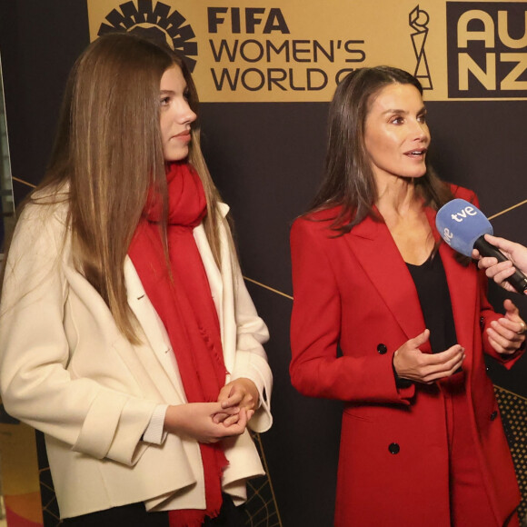La reine Letizia a assisté à la finale de la Coupe du Monde avec sa fille Sofia qui portait le manteau de sa maman.
La reine Letizia d'Espagne et sa fille la princesse Sofia assistent à la finale de la Coupe du monde féminine de la FIFA au Stadium Australia à Sydney, Australie. 