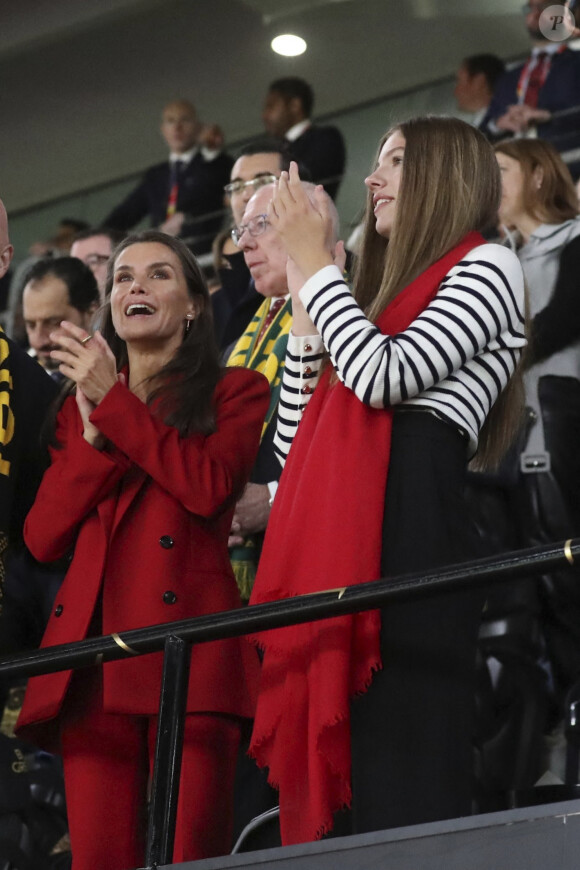 Un beau moment de partage !
La reine Letizia d'Espagne et sa fille la princesse Sofia assistent à la finale de la Coupe du monde féminine de la FIFA au Stadium Australia à Sydney, Australie, le 20 août 2023. 